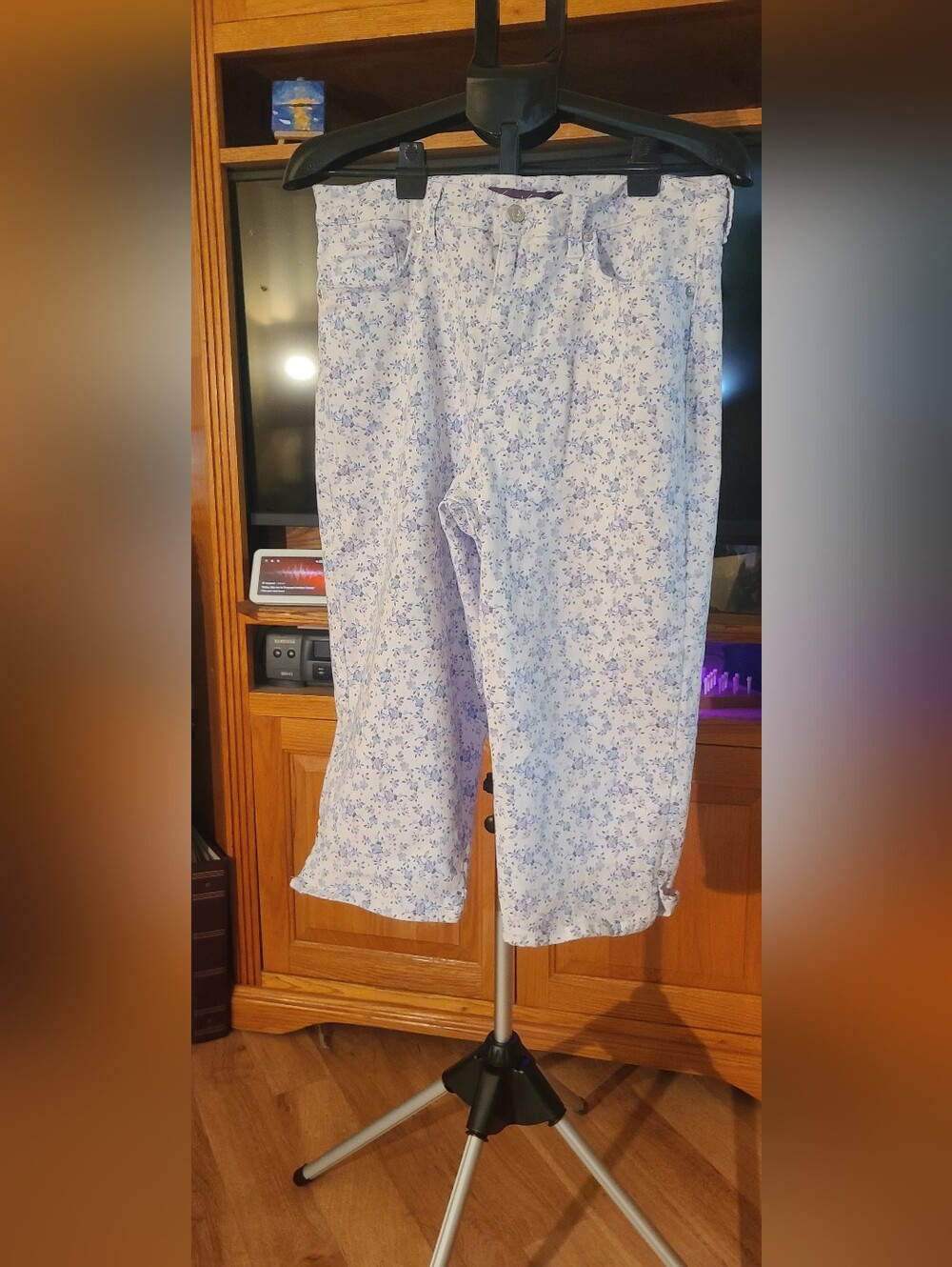 Gloria Vanderbilt White Capri Jeans with Blue Floral Print 14P Stretch